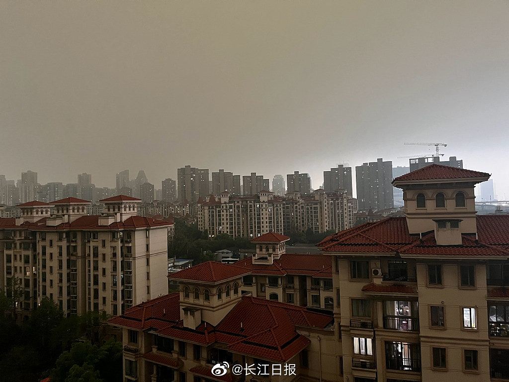 遵义街道冰雹流成河，武汉暴雨一秒天黑，气象台发强对流天气预警（视频/组图） - 7