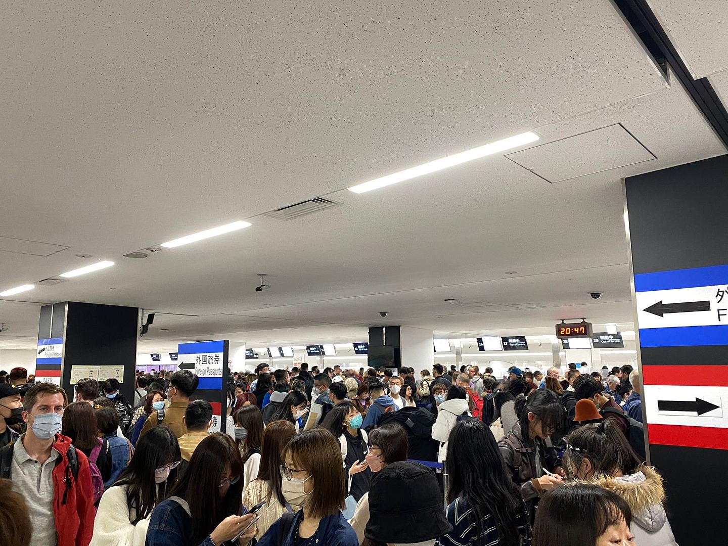 东京机场逼爆！旅客亲述3小时排队等入境：差两班车滞留机场（组图） - 5