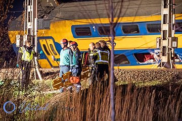 荷兰火车相撞出轨起火至少50伤多人重伤！车厢残骸扭曲至难以辨认（组图） - 12