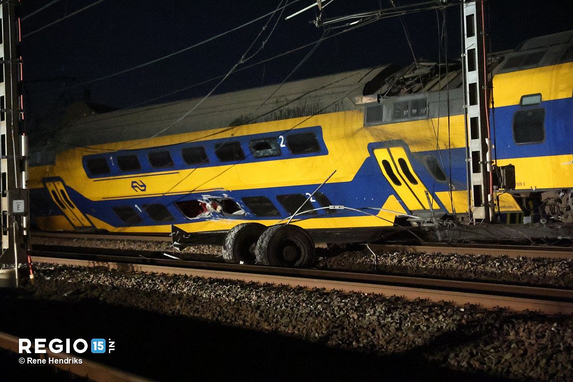 荷兰火车相撞出轨起火至少50伤多人重伤！车厢残骸扭曲至难以辨认（组图） - 3