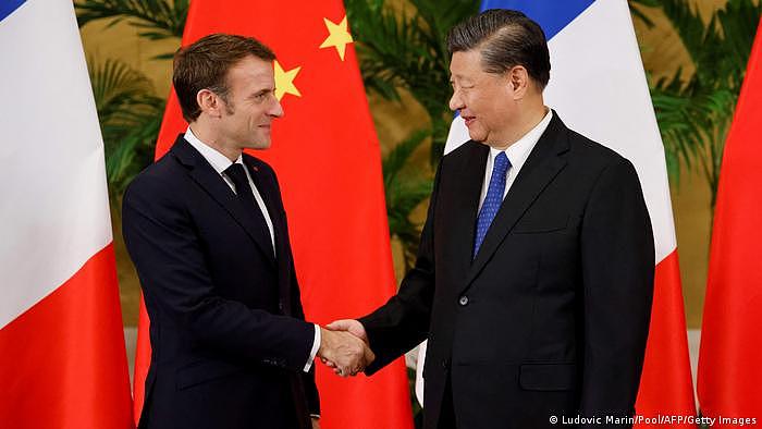 图为去年11月印尼G20峰会，法国总统马克龙与中国国家主席习近平在场边会面。