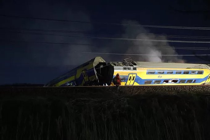 荷兰火车相撞出轨起火至少50伤多人重伤！车厢残骸扭曲至难以辨认（组图） - 8