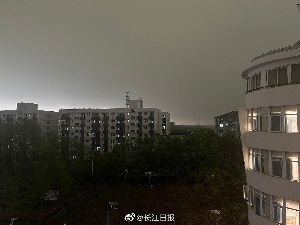 遵义街道冰雹流成河，武汉暴雨一秒天黑，气象台发强对流天气预警（视频/组图） - 6