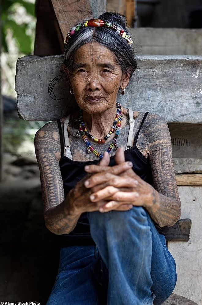 荣登《Vogue》最年长的封面明星！106岁菲律宾纹身师展现“力量、勇敢”（组图） - 2