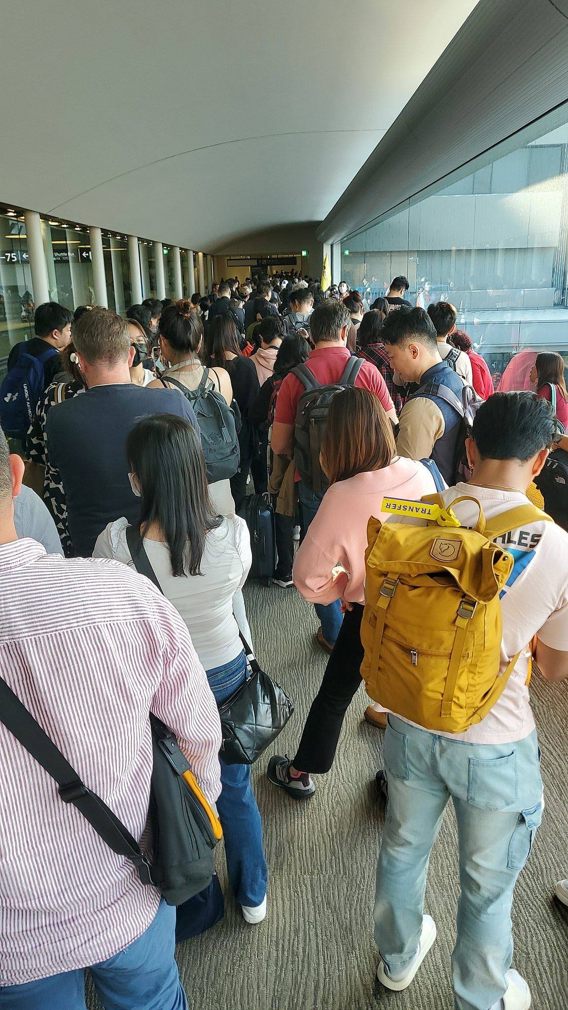 东京机场逼爆！旅客亲述3小时排队等入境：差两班车滞留机场（组图） - 8