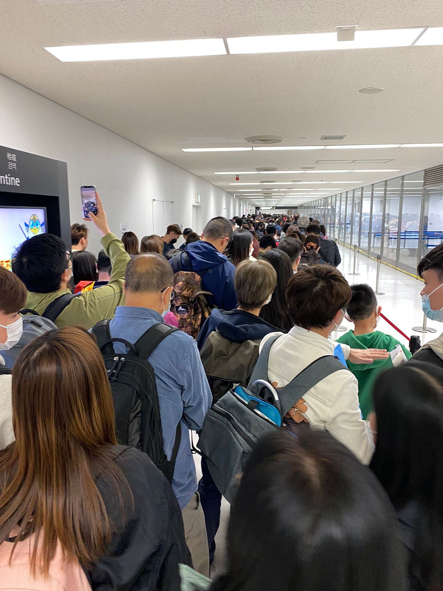东京机场逼爆！旅客亲述3小时排队等入境：差两班车滞留机场（组图） - 2