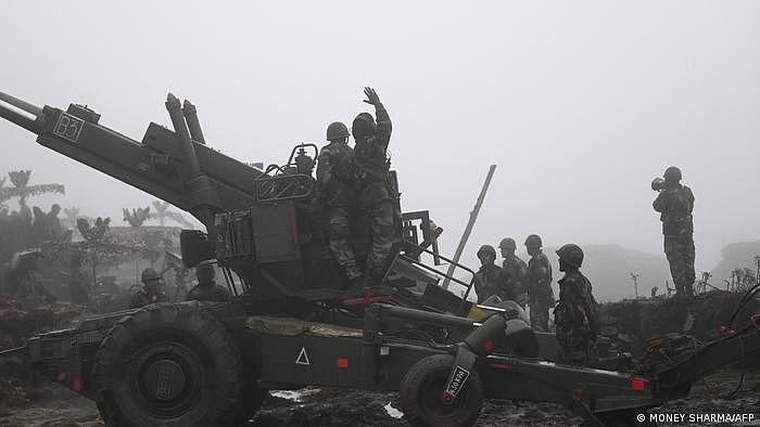 2021年，印度陆军士兵在阿鲁纳恰尔邦进行砲火演习。