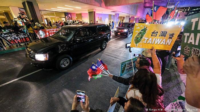 美西时间4日晚间，台湾领导人蔡英文的车队抵达加州洛杉矶，沿途有民众举标语和中华民国旗。