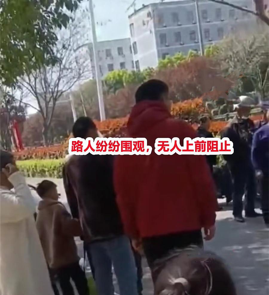 原配街头将小三摁倒在地，小三求饶别扯头发，原配：脸都可以不要（组图） - 3