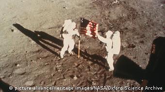 美国宇航员阿姆斯特朗1969年7月踏上月球时说：“这是个人的一小步，人类的一大步”。