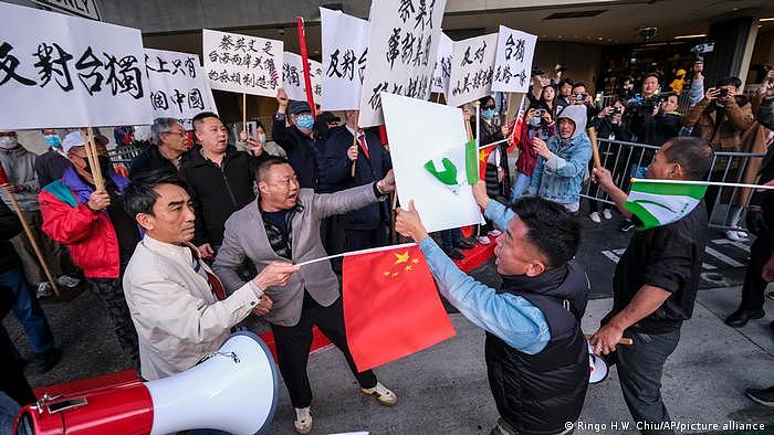 台湾领导人蔡英文4日抵达洛杉矶，抗议群众聚集在她下榻的旅馆外。