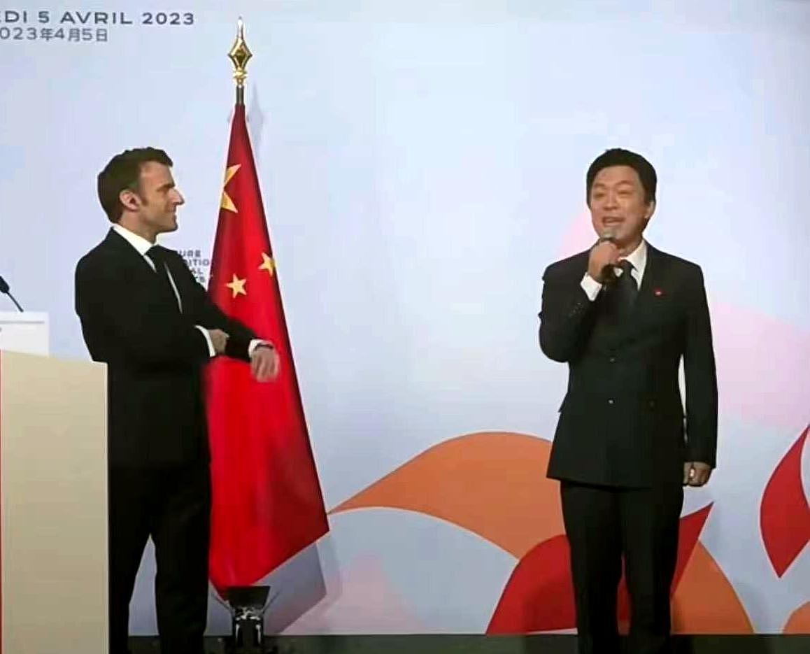 巩俐夫妇陪法国总统参加艺术节，马克龙双手握住黄渤的手笑的开心（组图） - 3