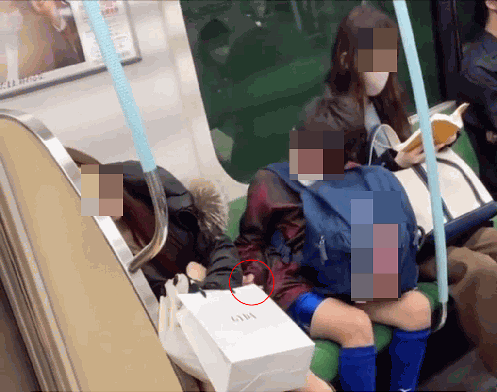 地铁少女昏睡疑遭学生“捡尸”！视频疯传，迷离之手伸出伸入惹议（组图） - 20