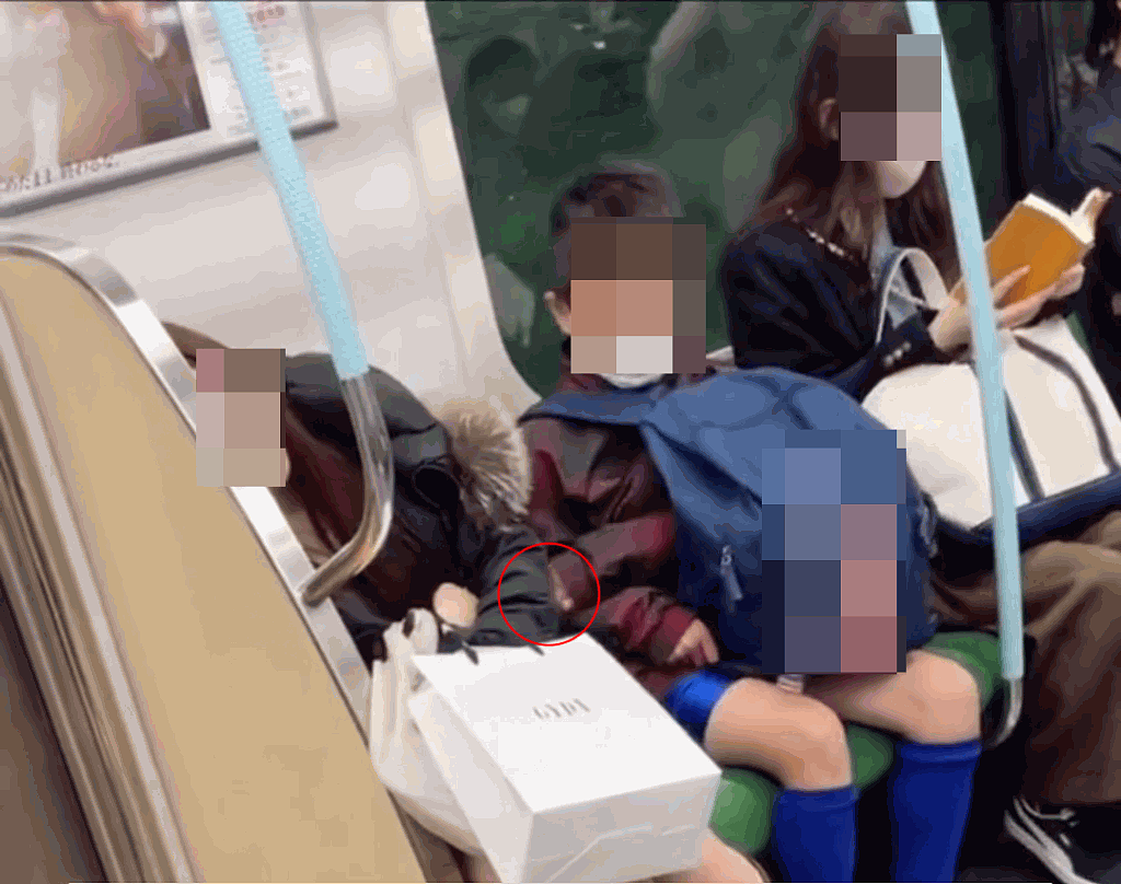 地铁少女昏睡疑遭学生“捡尸”！视频疯传，迷离之手伸出伸入惹议（组图） - 29
