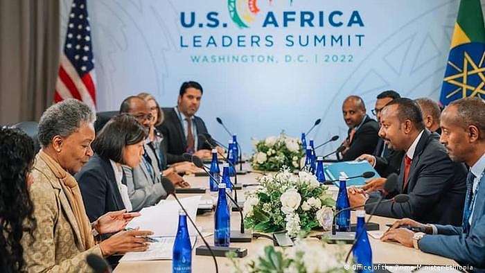 图为去年非洲领导人参加美非峰会，与美国贸易代表戴琪讨论扩大美非贸易合作。