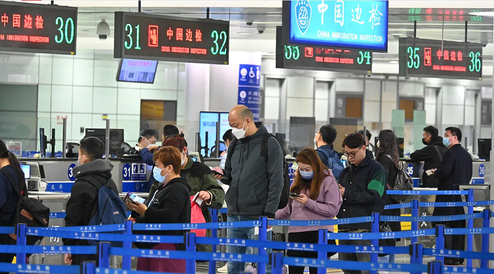 华人绿卡出境也被卡2个小时，接受问话！网友“只要还是中国籍，就有权管你”（组图） - 1