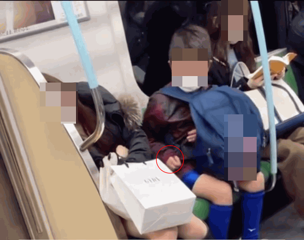 地铁少女昏睡疑遭学生“捡尸”！视频疯传，迷离之手伸出伸入惹议（组图） - 6