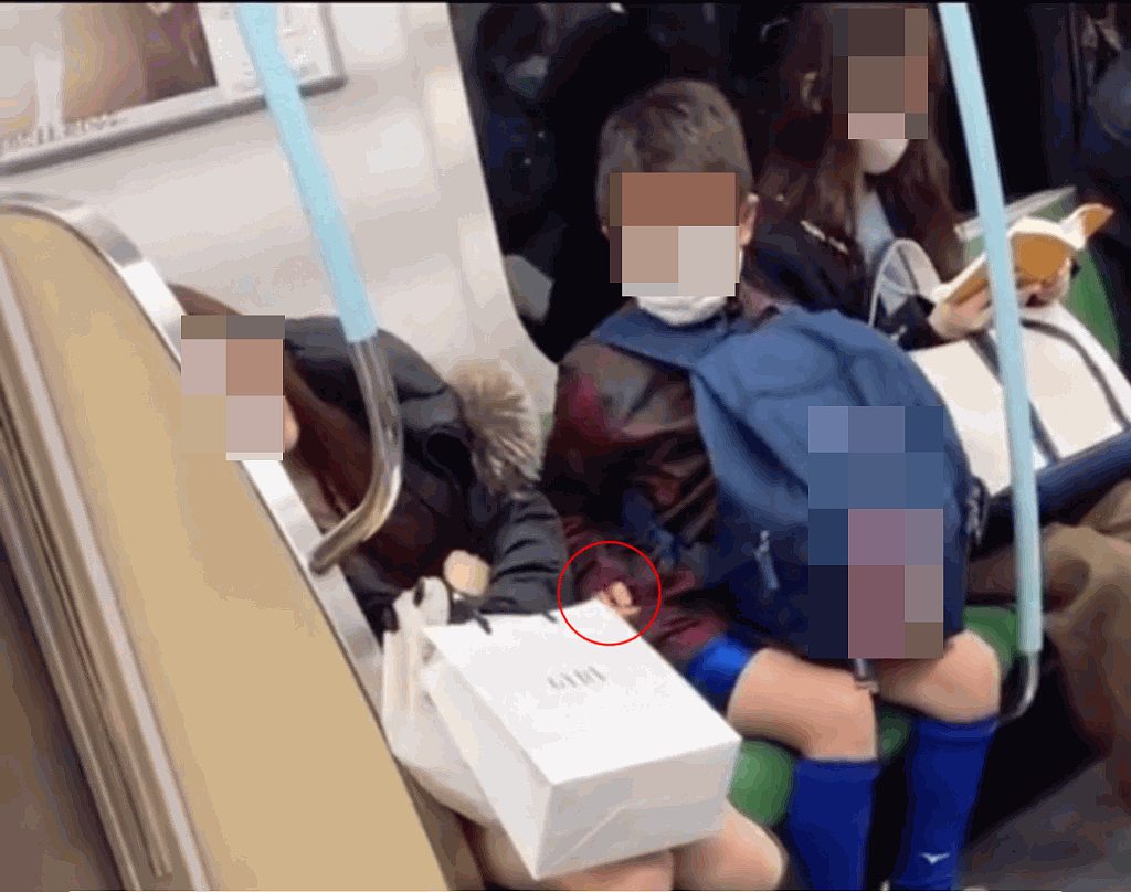 地铁少女昏睡疑遭学生“捡尸”！视频疯传，迷离之手伸出伸入惹议（组图） - 8