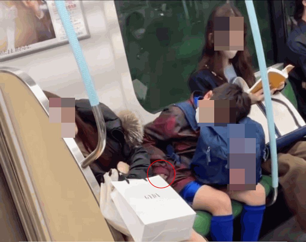 地铁少女昏睡疑遭学生“捡尸”！视频疯传，迷离之手伸出伸入惹议（组图） - 25