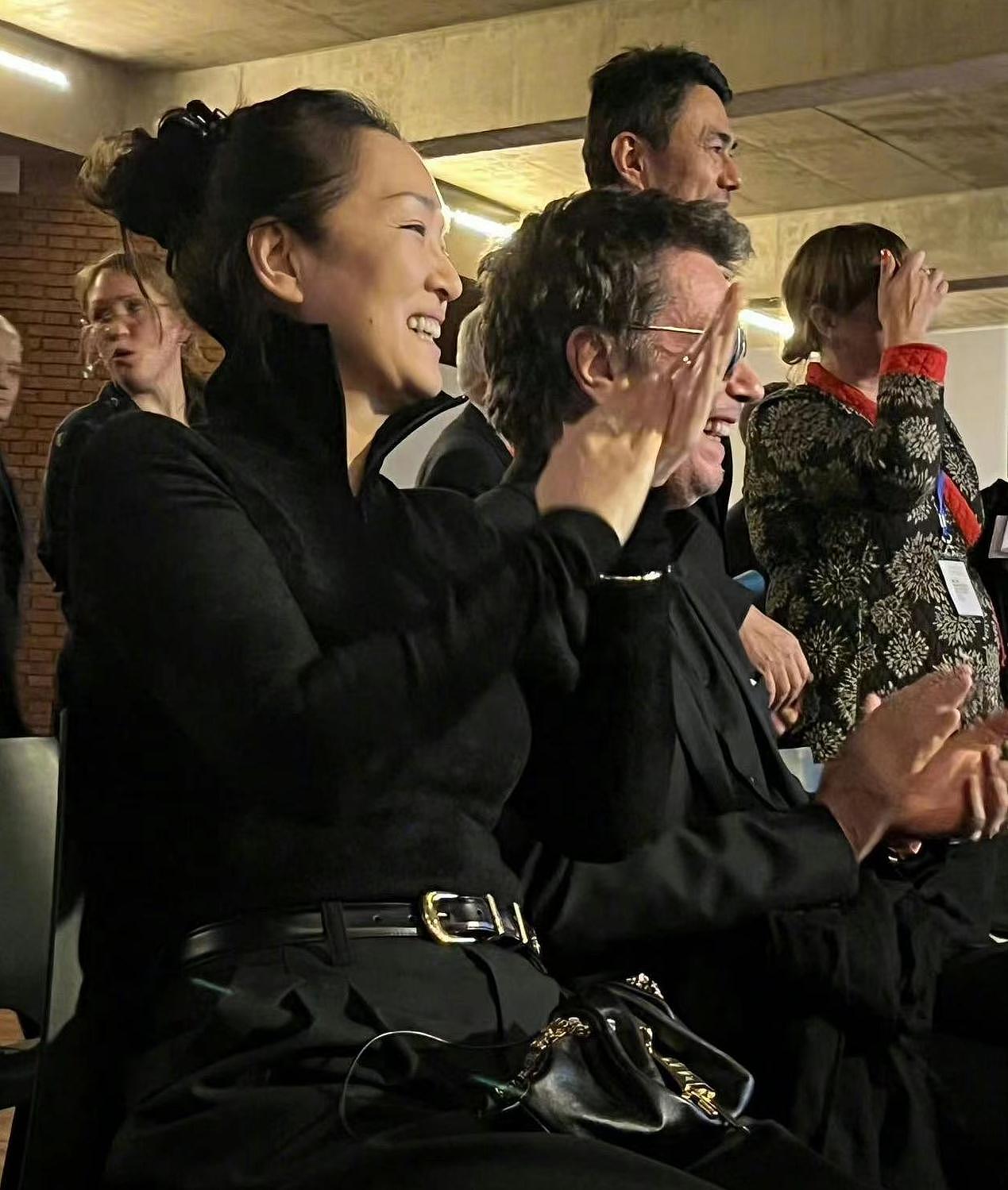 巩俐夫妇陪法国总统参加艺术节，马克龙双手握住黄渤的手笑的开心（组图） - 5