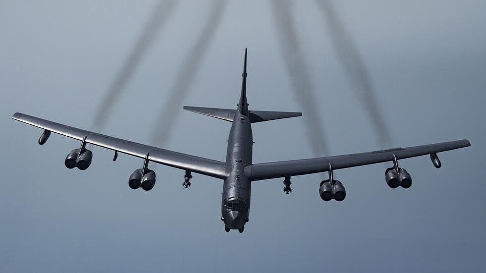 在朝鲜公开大量战术核弹头8天后，美国空军 B-52H飞临韩半岛，对朝鲜示警（图） - 1