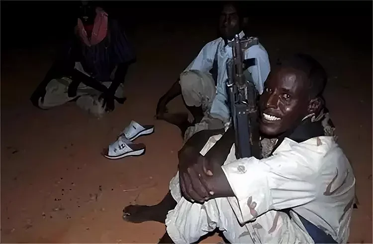 与澳籍男友在索马里被绑，美女记者惨遭轮奸！被关460天，给绑匪生下孩子（组图） - 12