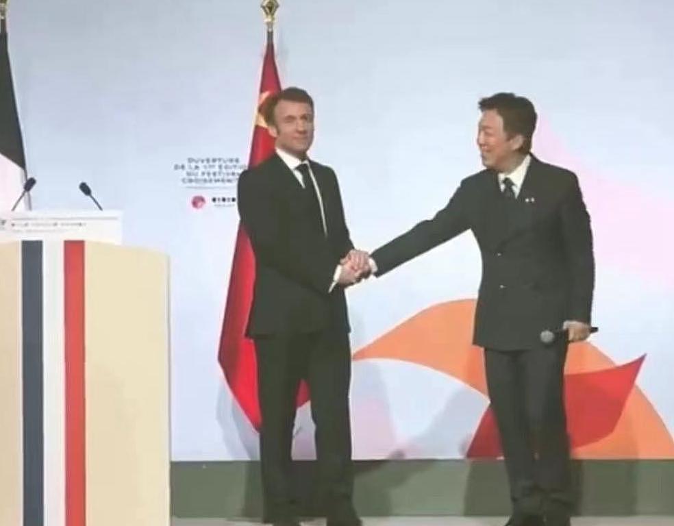 巩俐夫妇陪法国总统参加艺术节，马克龙双手握住黄渤的手笑的开心（组图） - 6