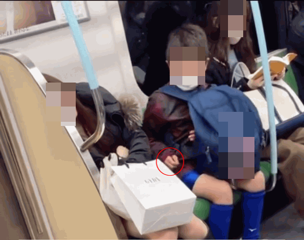 地铁少女昏睡疑遭学生“捡尸”！视频疯传，迷离之手伸出伸入惹议（组图） - 7