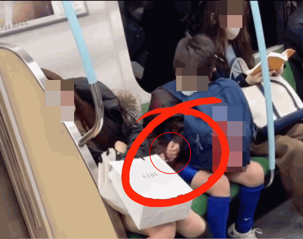 地铁少女昏睡疑遭学生“捡尸”！视频疯传，迷离之手伸出伸入惹议（组图） - 3