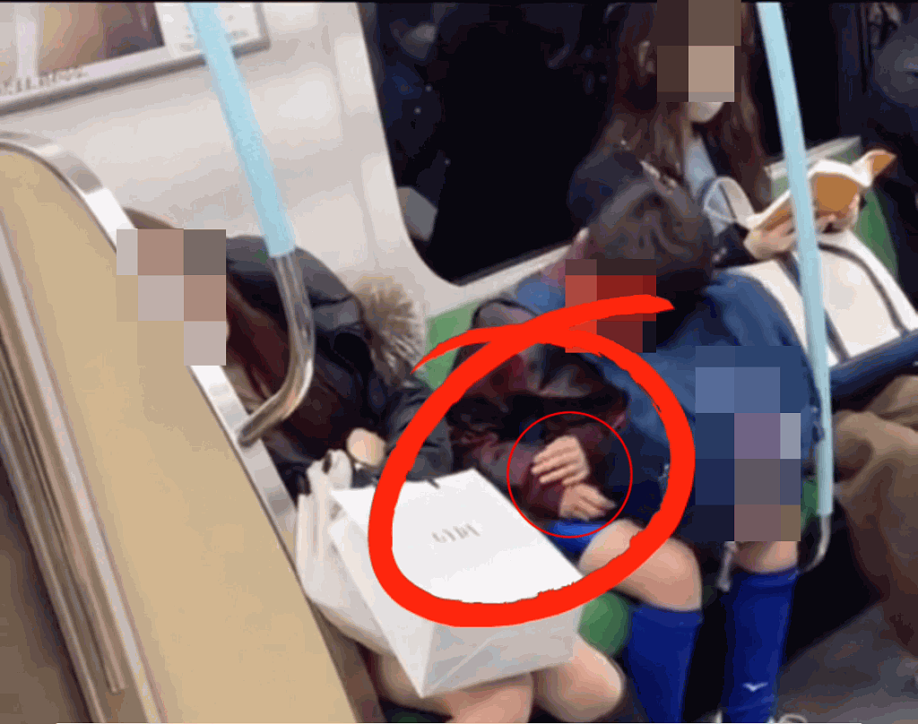 地铁少女昏睡疑遭学生“捡尸”！视频疯传，迷离之手伸出伸入惹议（组图） - 4