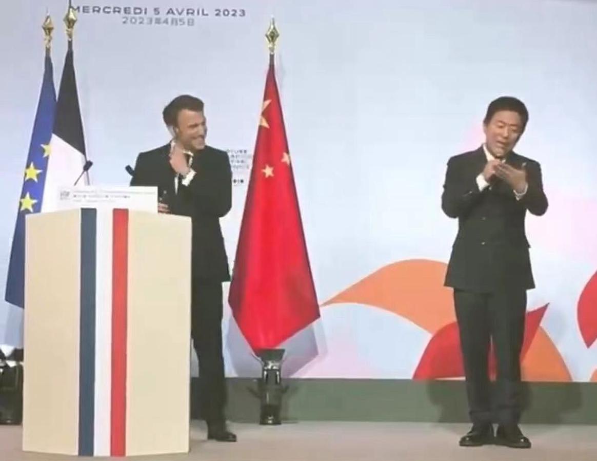 巩俐夫妇陪法国总统参加艺术节，马克龙双手握住黄渤的手笑的开心（组图） - 4