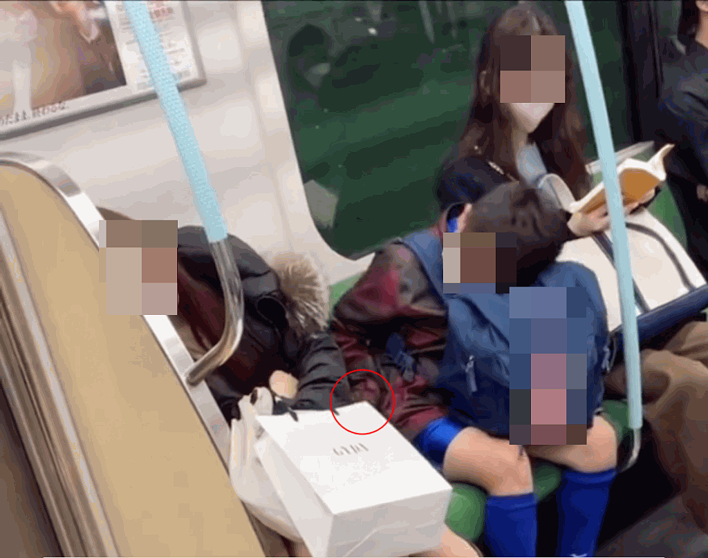 地铁少女昏睡疑遭学生“捡尸”！视频疯传，迷离之手伸出伸入惹议（组图） - 21