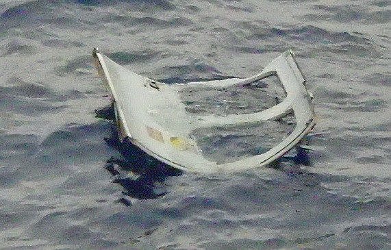 10人失联！日本自卫队黑鹰直升机坠海，疑似旋翼残骸碎片照曝光（组图） - 1