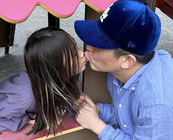 陈冠希晒老婆视角照，与6岁女儿嘴对嘴亲吻直呼很浪漫，毫不避嫌（组图） - 2