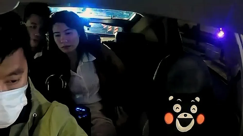 视频疯传！香港情侣搭Uber大胆口爱，网友：男主没感觉（组图） - 1