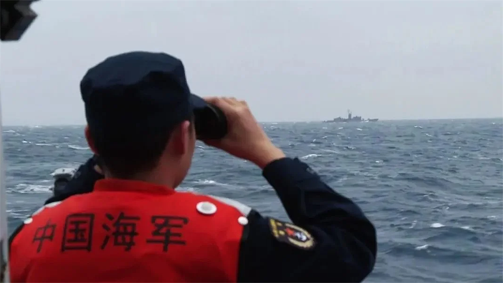 东部战区环台岛战备警巡徐州舰与台湾宜阳舰仅距5海里（图） - 1