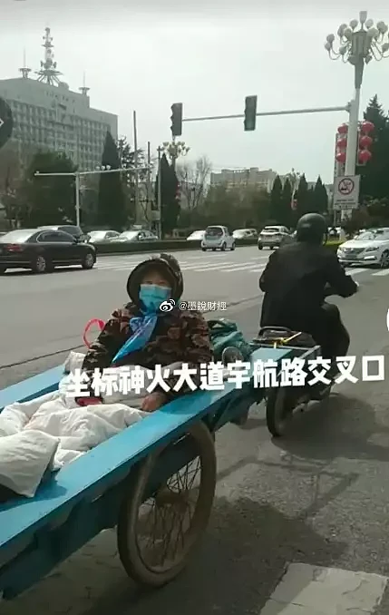 传河南禁止电动三轮车上路，满街都是人力三轮车！网友：驴车、骡子车都要上街了（组图） - 3