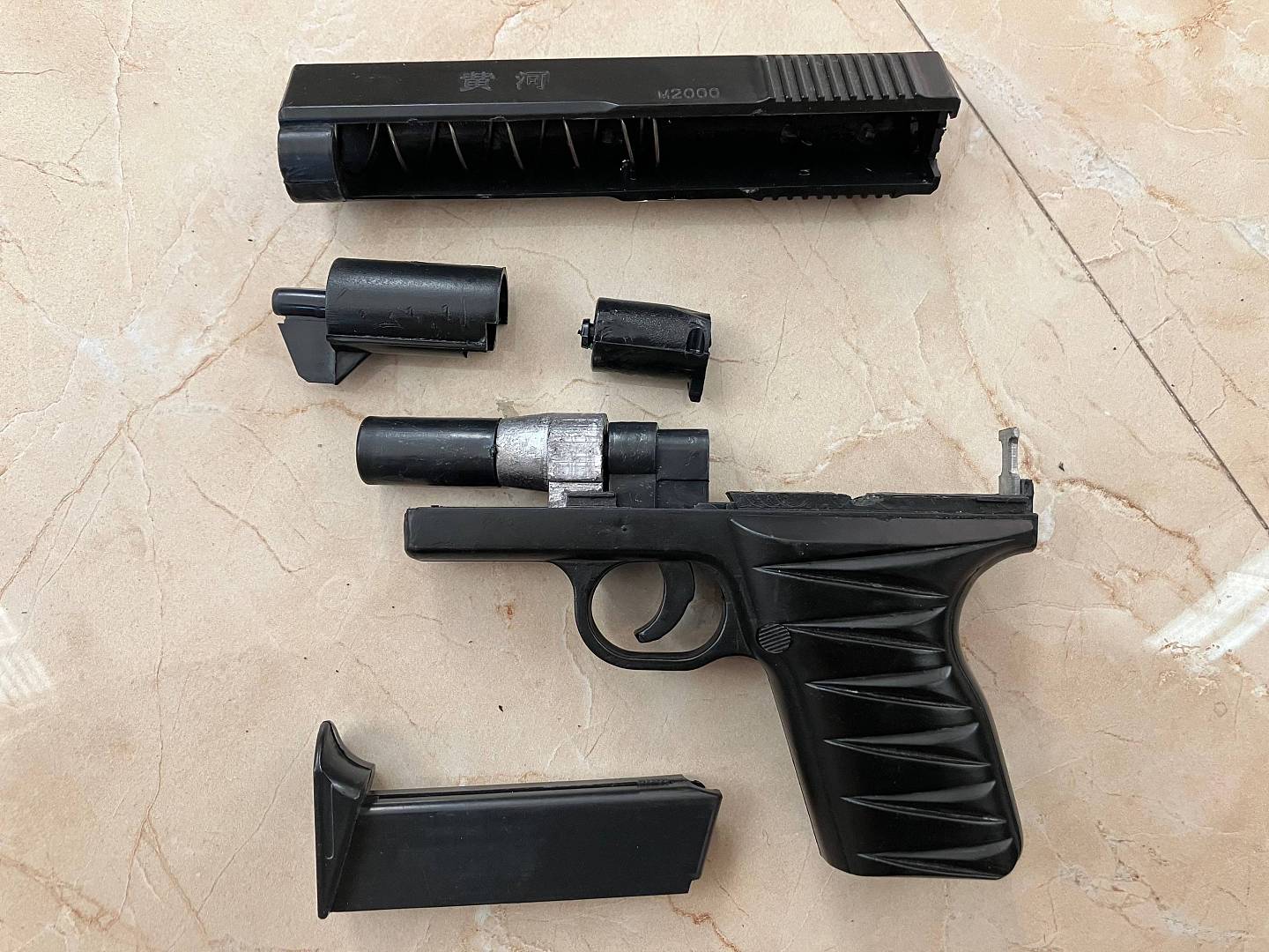 玩具厂造数千支塑料枪被认定枪支，负责人刑满后仍申诉 （组图） - 2