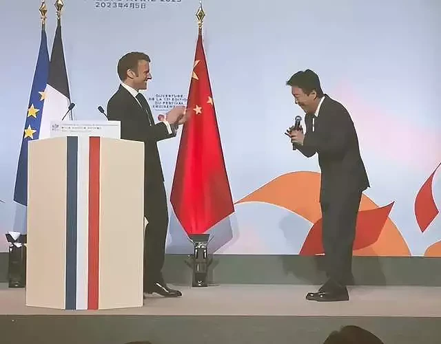 黄渤跟法国总统合影，被指笑容夸张，站姿古怪，一个劲往马克龙身上蹭（组图） - 3