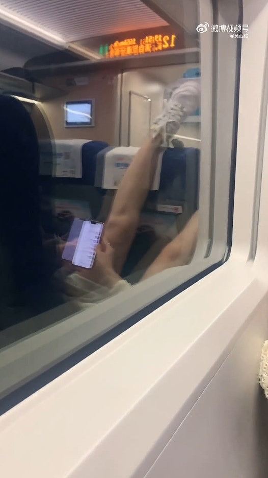 深圳女坐高铁将双脚搭前排座椅坚称不脏，网民斥“廉耻都没有了”（组图） - 3