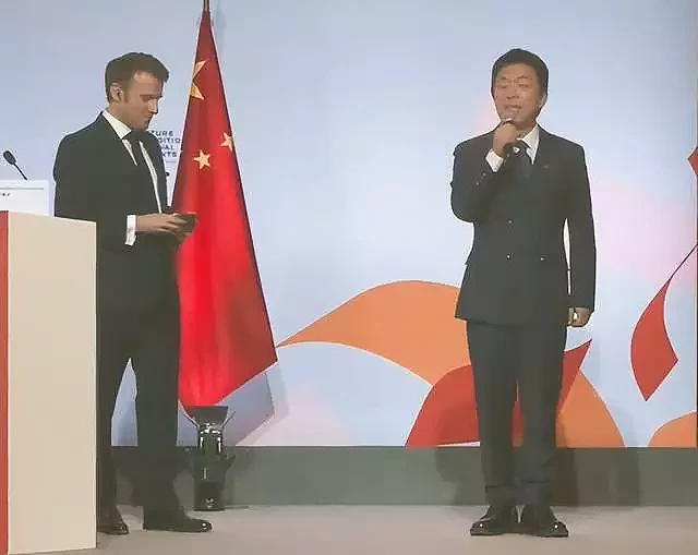 黄渤跟法国总统合影，被指笑容夸张，站姿古怪，一个劲往马克龙身上蹭（组图） - 1