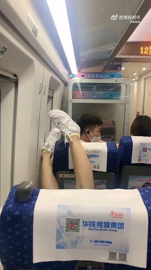 深圳女坐高铁将双脚搭前排座椅坚称不脏，网民斥“廉耻都没有了”（组图） - 2