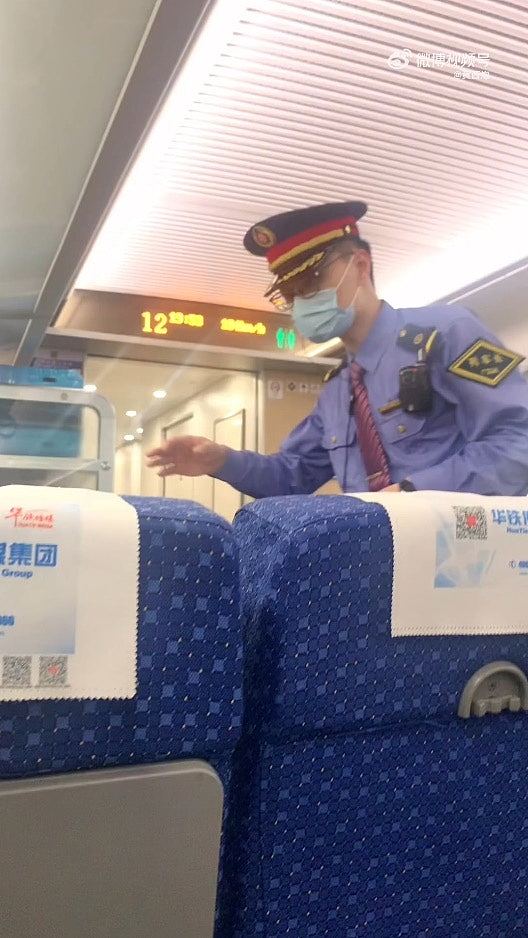 深圳女坐高铁将双脚搭前排座椅坚称不脏，网民斥“廉耻都没有了”（组图） - 4
