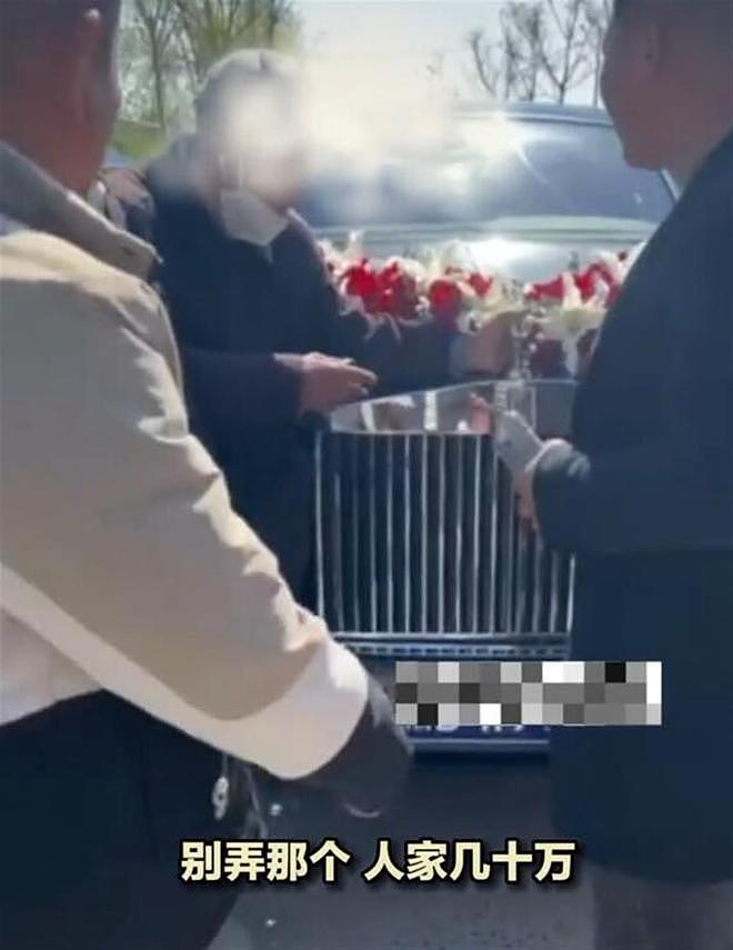 男子拦劳斯莱斯婚车，示意不给喜烟就掰“小金人”车标，业内：车标价值24万（视频/组图） - 2