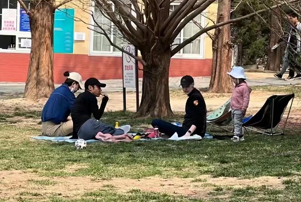 撒贝宁携妻女出游白发明显，李白似少女，3岁混血女儿高颜值像妈（组图） - 8