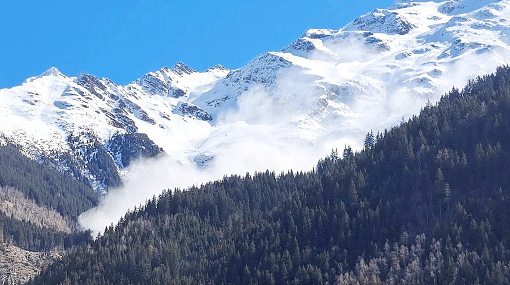 法阿尔卑斯山雪崩酿4死多人伤，“巨大雪墙”倾泄震撼画面曝光（视频/图） - 1