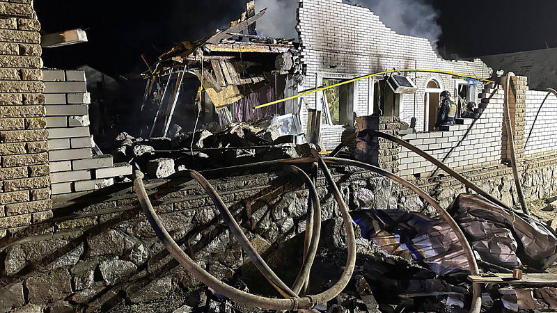 俄军袭击民宅又毁了一个乌克兰家庭！11岁女童和父亲惨遭飞弹炸死（组图） - 1
