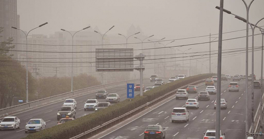 沙尘暴席卷中国18省！北京达“严重污染”；民众苦笑：老天免费请吃土    （组图） - 1