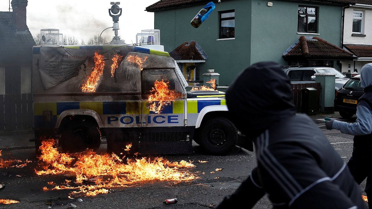 拜登到访前夕，北爱尔兰示威者汽油弹袭警车（图） - 1