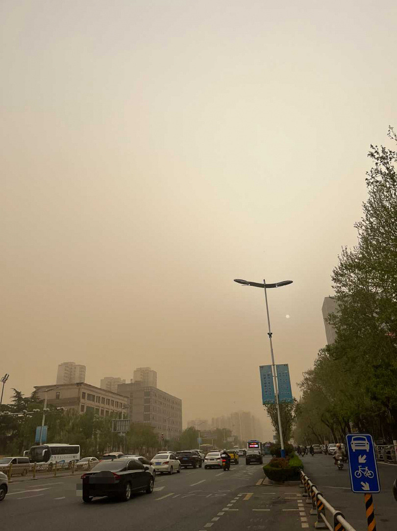 沙尘暴席卷中国18省！北京达“严重污染”；民众苦笑：老天免费请吃土    （组图） - 4